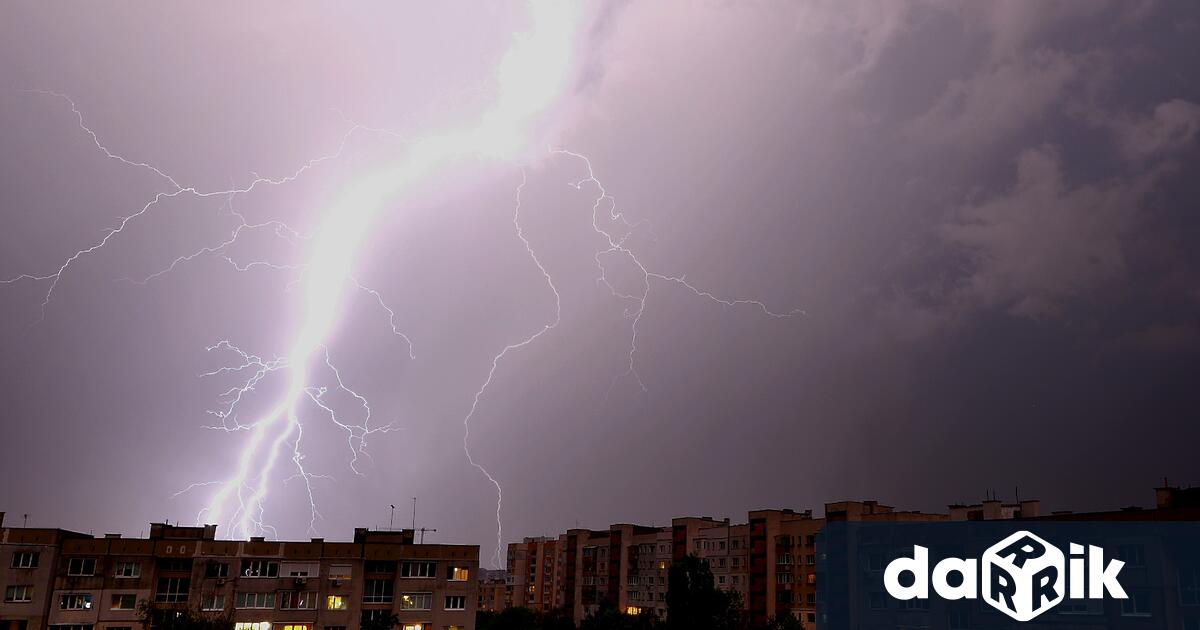 Силна гръмотевична буря с проливен дъжд се разрази над София