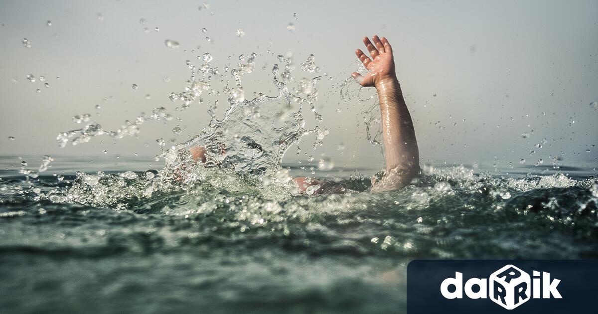 Тяло на мъж е намерено във водата в езерото в