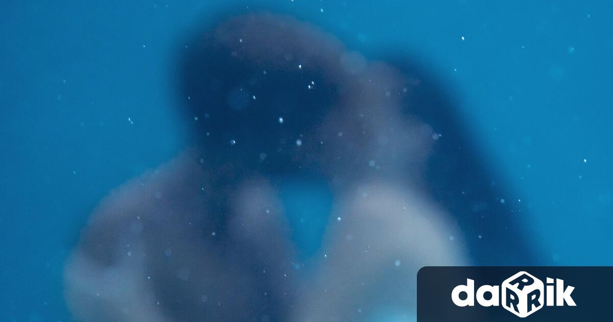 На безлюден плаж в Халкидики двама африканци и жена от