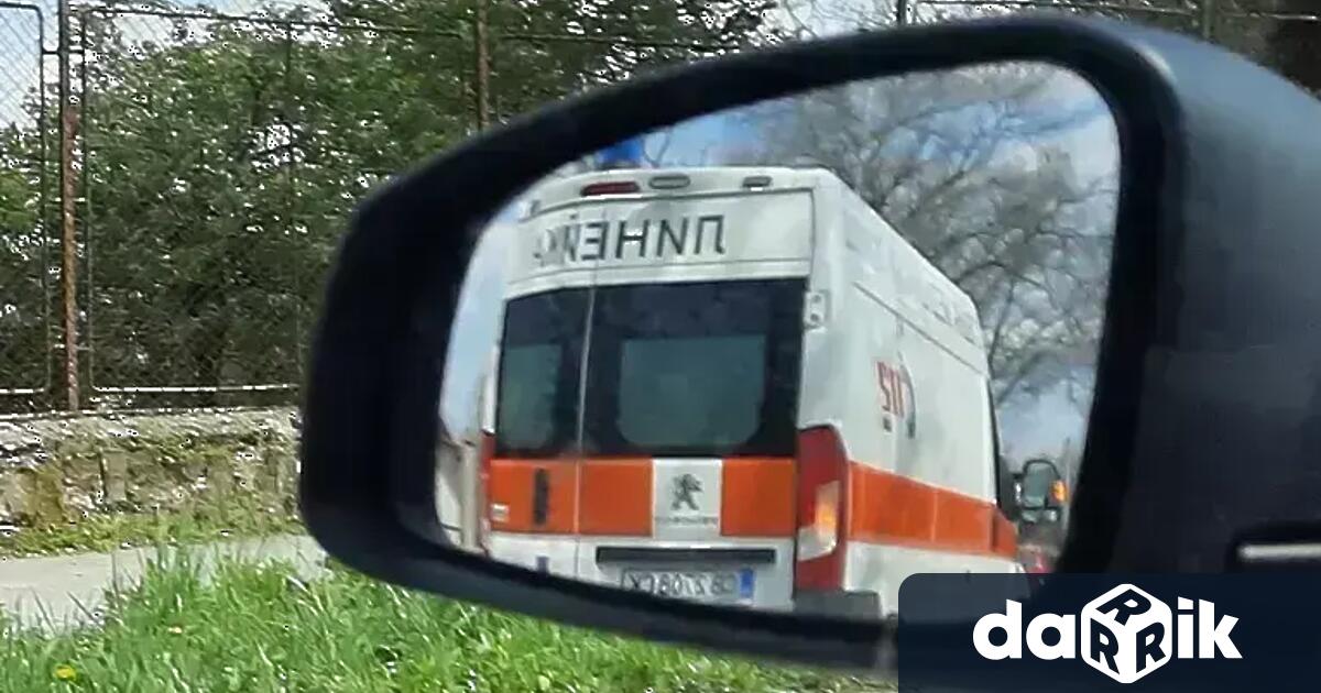 При пътно транспортно произшествие днес е пострадал водач на автомобил Мазда