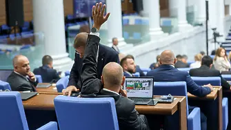 Без гласуване за референдума за лева – времето в пленарна зала не стигна