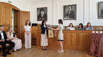 Женско благотворително дружество "Майчина грижа" връчи награди на 7 зрелостници