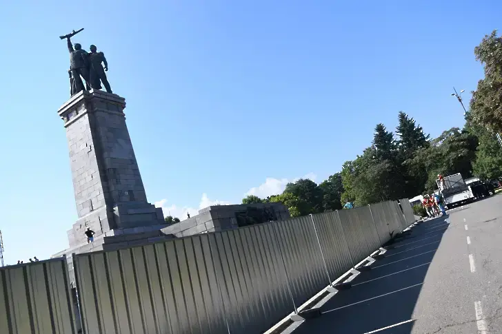 Изпращат фигурите от Паметника на Съветската армия на Бузлуджа?