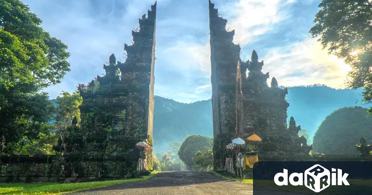 Ферибот с 65 души на борда потъна край бреговете на