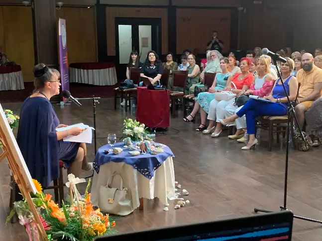  Поетесата Весела Томова - Димова: „ Изкуството е небесен подарък, а ние сме негови проводници… “/СНИМКИ/ 