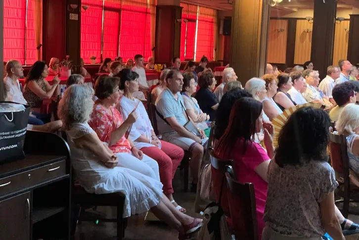  Поетесата Весела Томова - Димова: „ Изкуството е небесен подарък, а ние сме негови проводници… “/СНИМКИ/ 