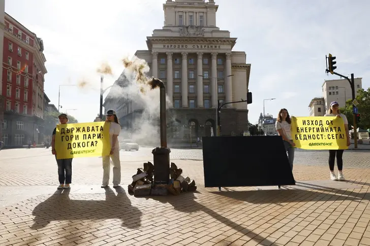 Печка на дърва запалиха пред Министерския съвет