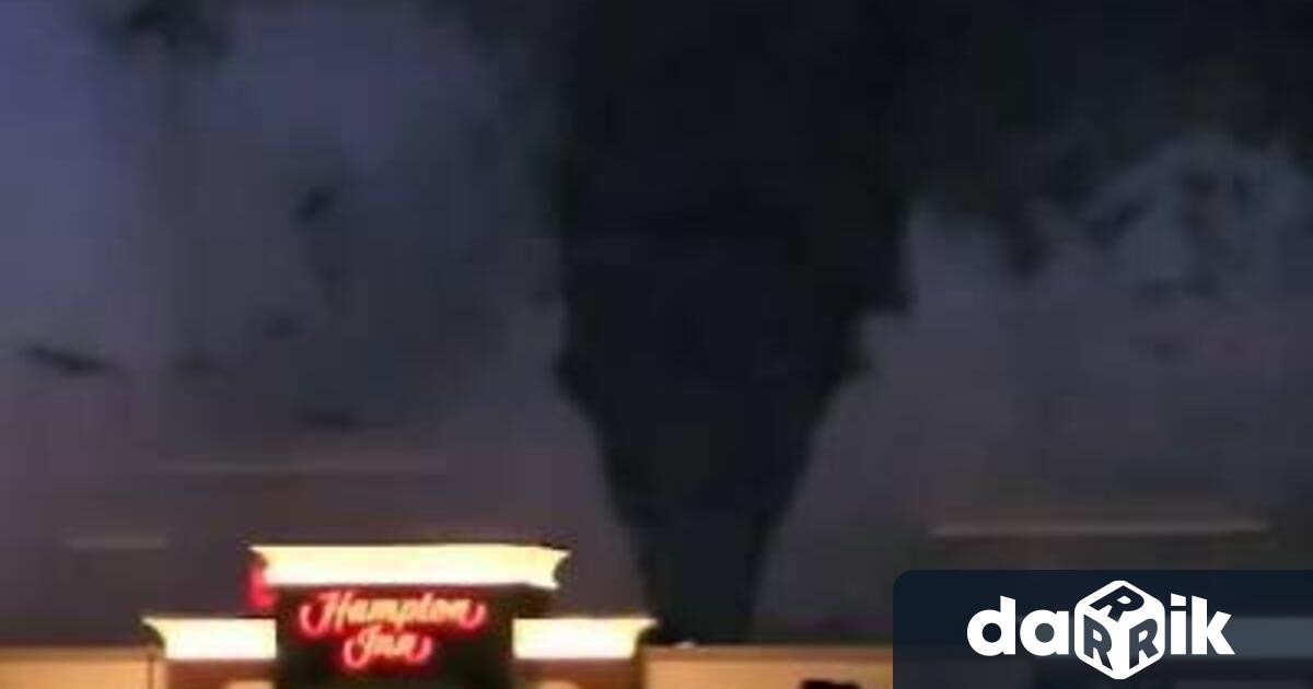 Торнада създадоха зловеща гледка в нощното небе докато силни бури