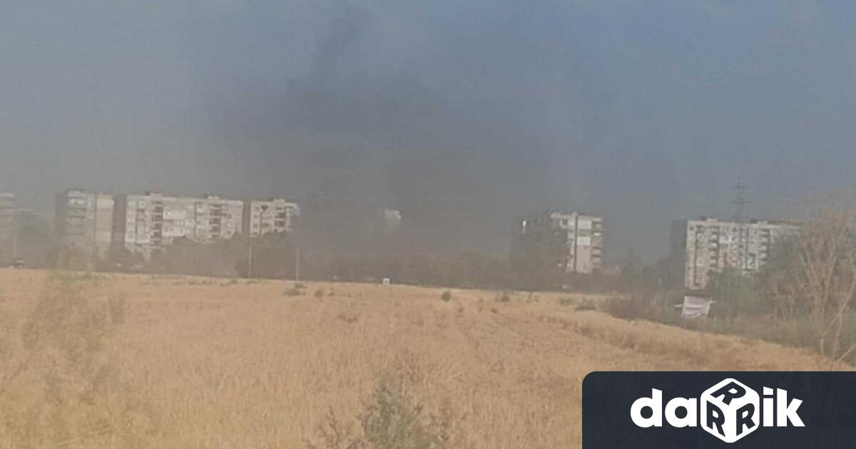 Пожарът горящ в близост доПазарджик обхвана гаражи и коли в