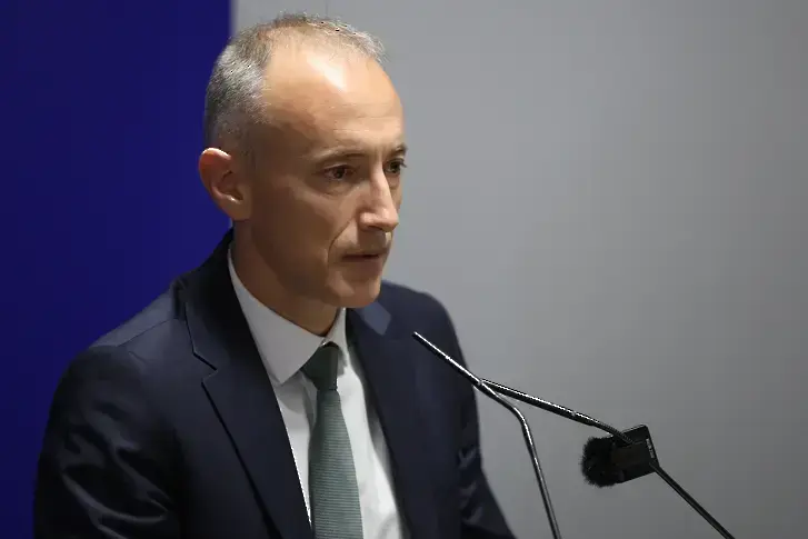 МОН предлага промяна при таксите на студентите в платена форма на обучение
