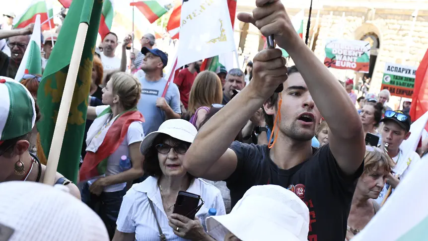 Демонстранти повалиха полицай на протеста срещу еврото