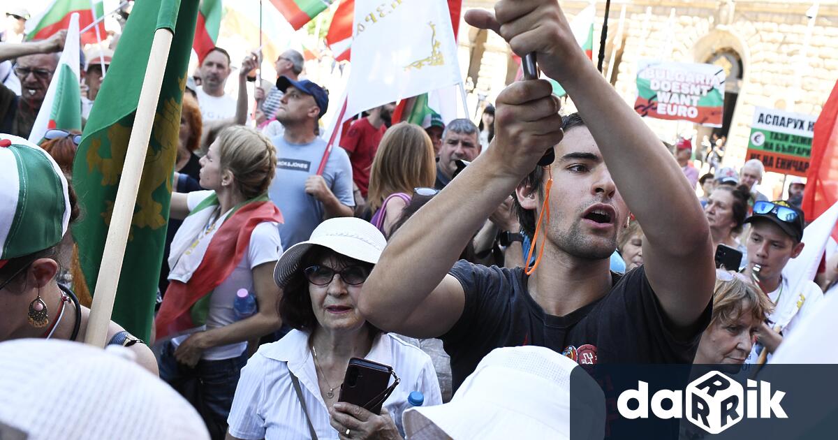 Възраждане свика пореден протест в защита на лева и срещу