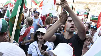 Демонстранти повалиха полицай на протеста срещу еврото