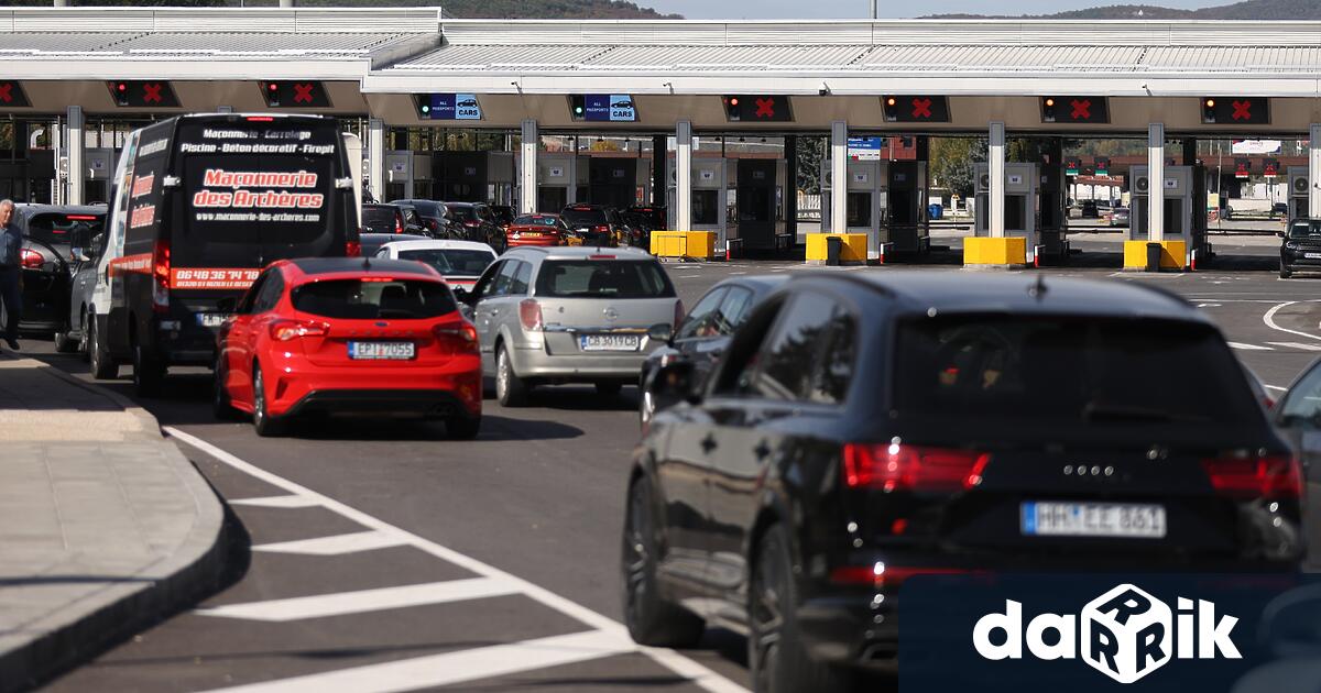 Интензивен е трафикът на вход за леки автомобили на граничния