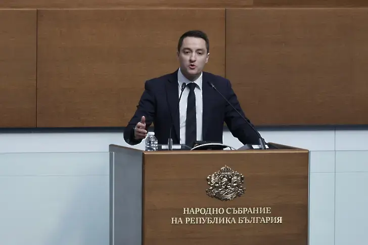 Явор Божанков  поиска председателстващият заседанието Цончо Ганев да освободи мястото си