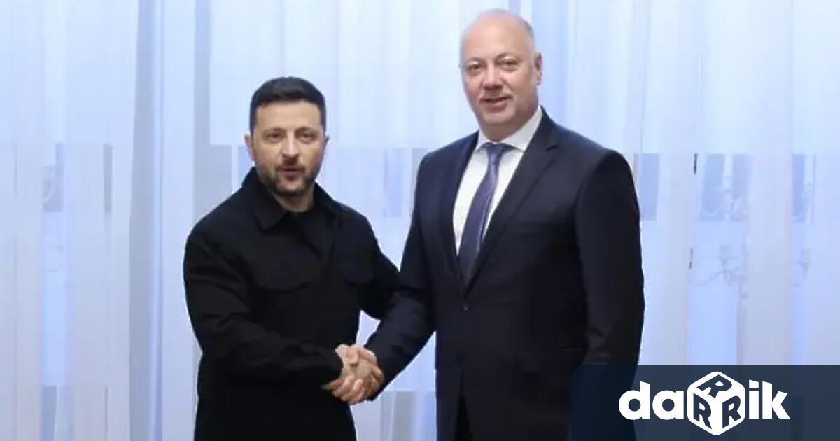 Премиерът Росен Желязков разговаря с украинския президентВолодимир Зеленски като подчерта