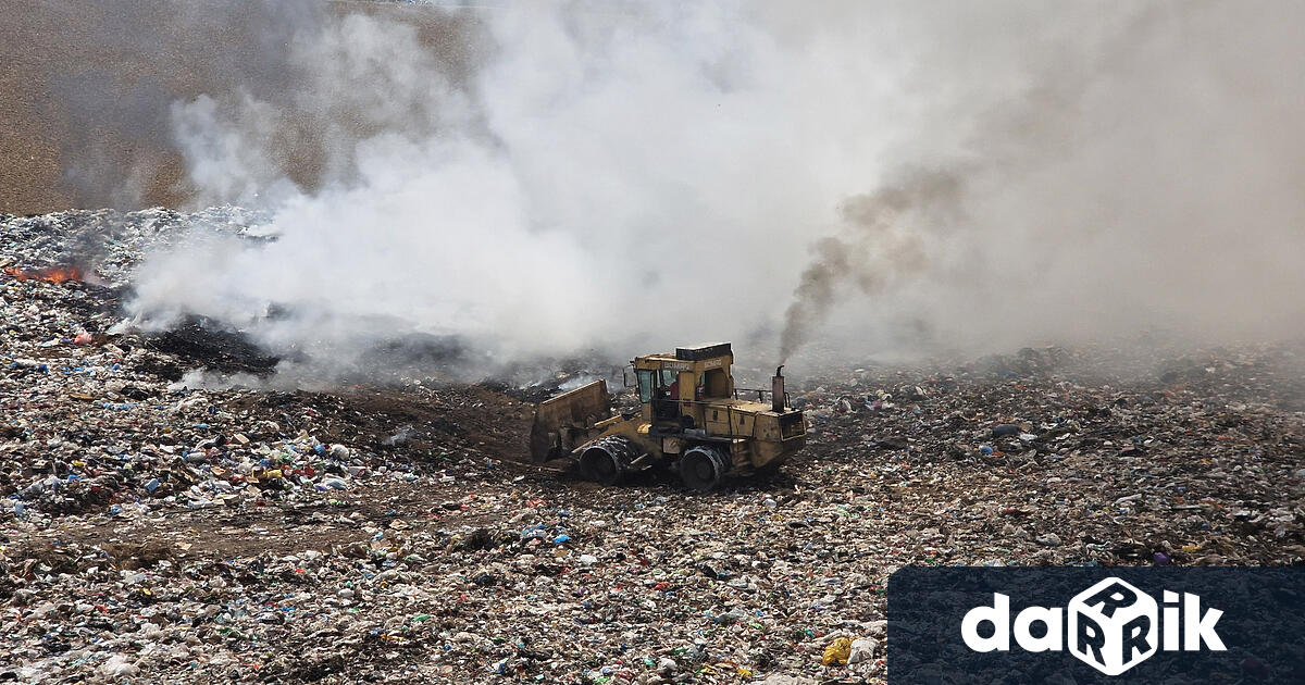 Пожарът в Регионалното депо в Разград е локализиран няма опасност