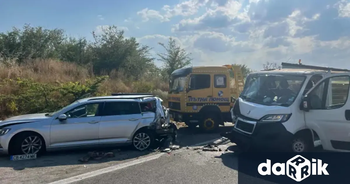 Камион помете кола на в аварийната лента при 51 вия
