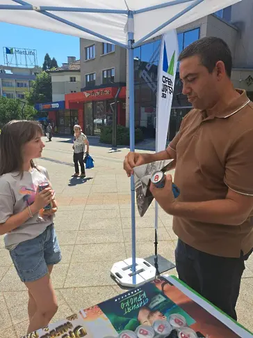 Във Враца в разгара на жегите – с грижа за хората Младежки център раздава вода