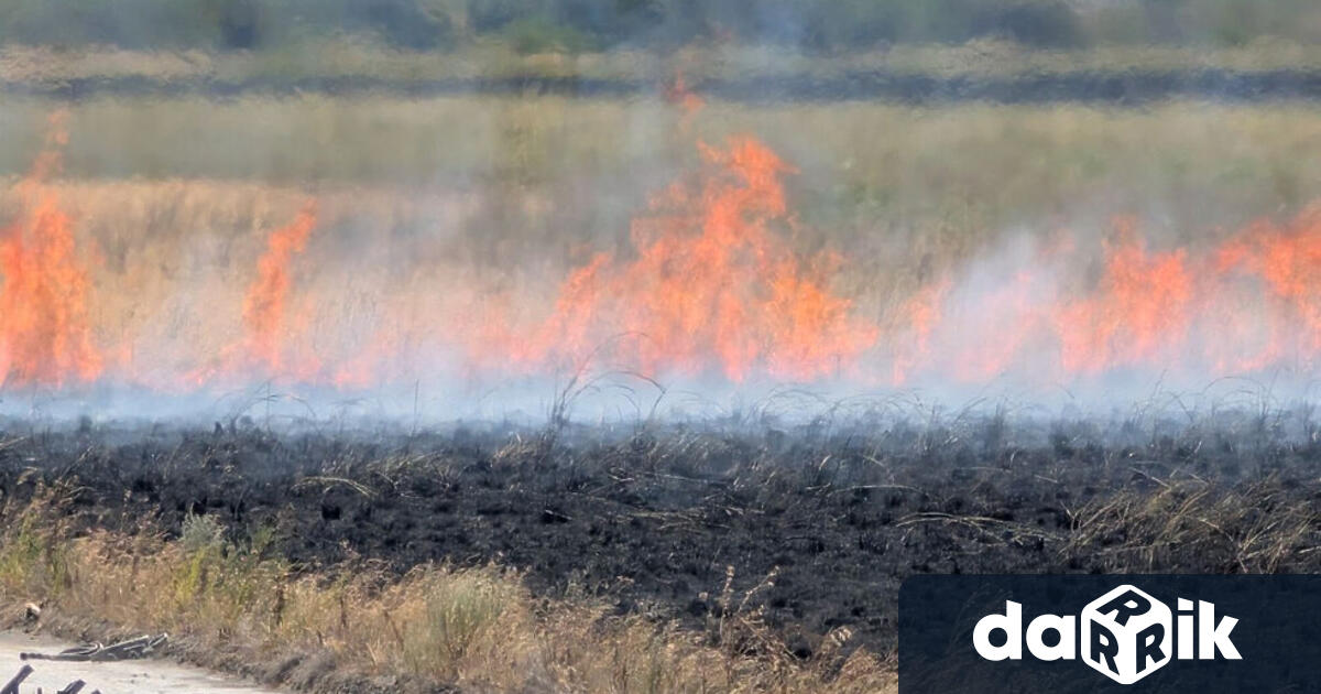 Овладеният в събота пожар около Атанасовското езеро се е разгорял