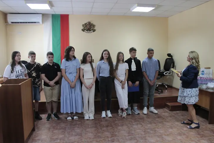  Отборът на НУИ „ Панайот Пипков “ завоюва борбата в състезанието „ Детски правосъден спор “ 