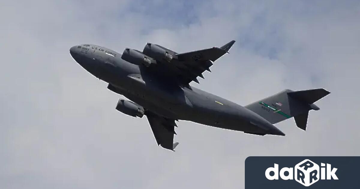 Стотици милиони мухи пускани от самолети звучи като апокалипсис от