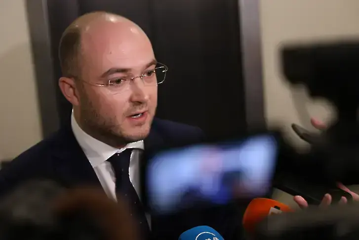 Министър Георгиев: Ограничаването на издаването на незаверени преписи от нотариални актове ще намали имотните измами
