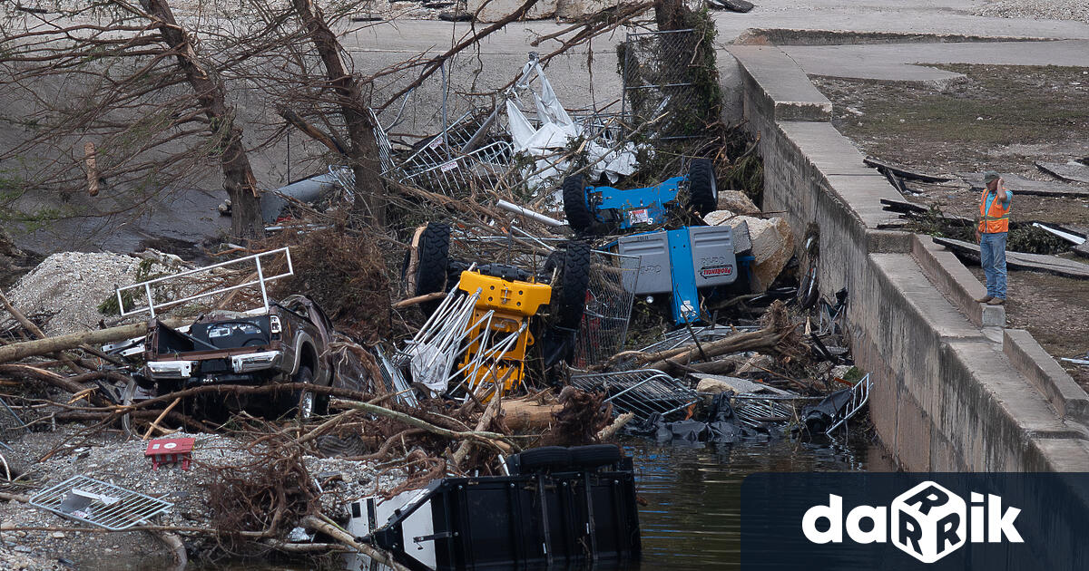 Спасителните екипи в Тексаспродължават даиздирват десетки хора които все още