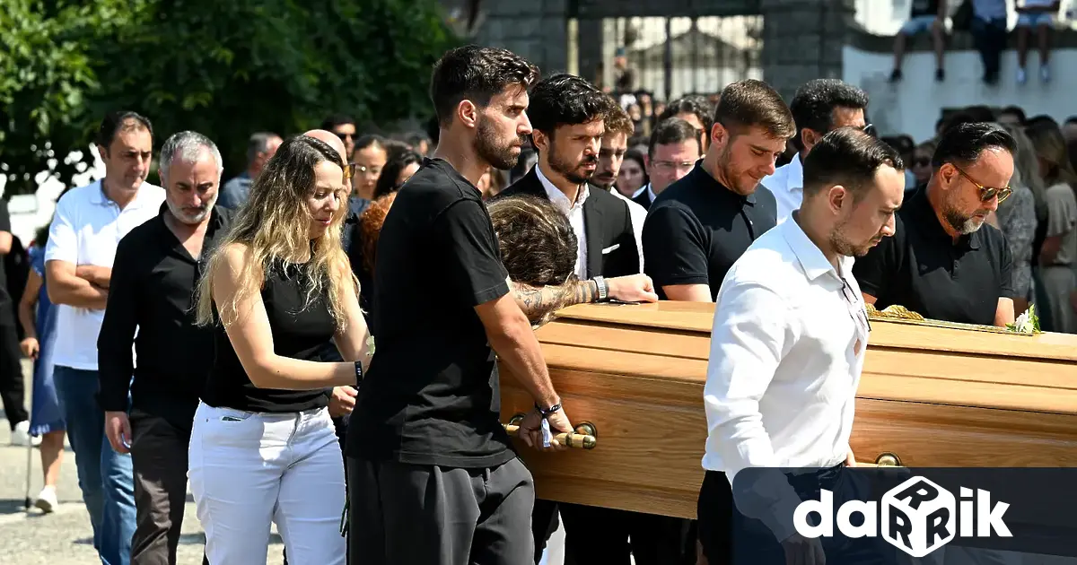 Семейството приятелите и съотборниците на футболистана Ливърпул Диого Жота и