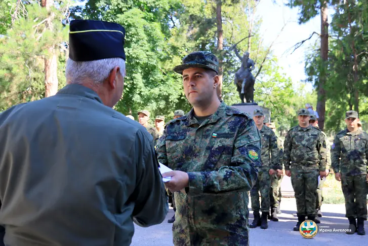  Специализанти от формированията на Военновъздушни сили приключиха образованието си в 12-та Авиационна база/СНИМКИ/ 