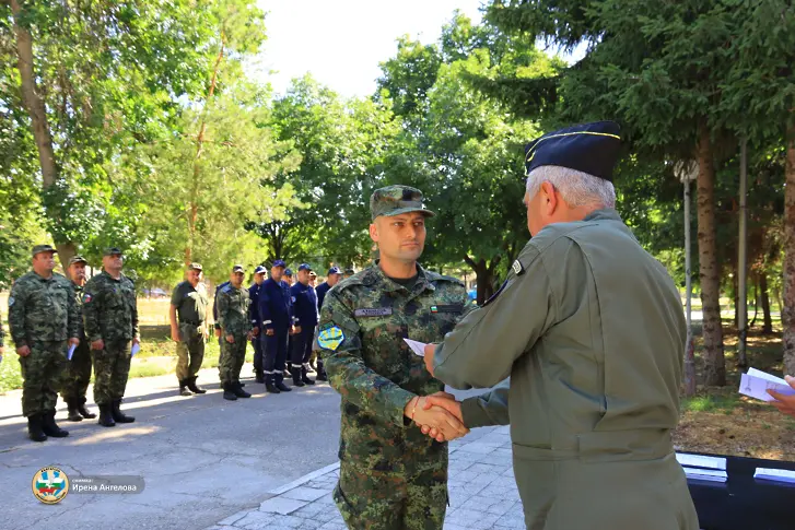  Специализанти от формированията на Военновъздушни сили приключиха образованието си в 12-та Авиационна база/СНИМКИ/ 