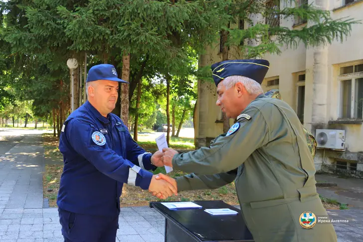  Специализанти от формированията на Военновъздушни сили приключиха образованието си в 12-та Авиационна база/СНИМКИ/ 