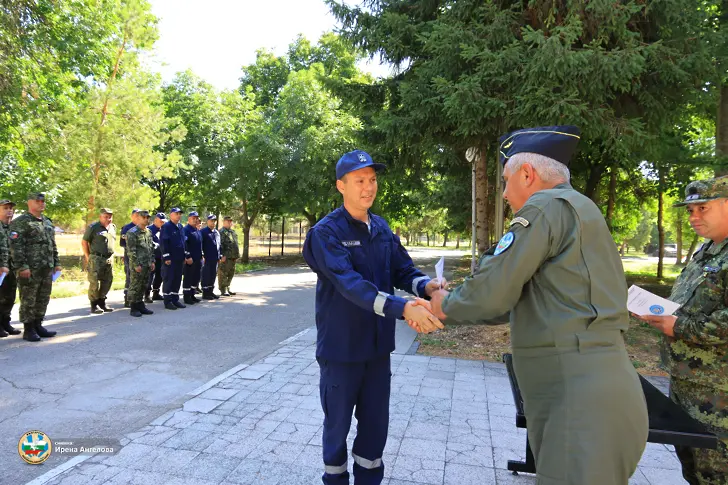  Специализанти от формированията на Военновъздушни сили приключиха образованието си в 12-та Авиационна база/СНИМКИ/ 