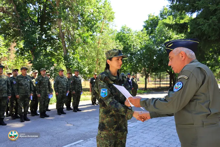  Специализанти от формированията на Военновъздушни сили приключиха образованието си в 12-та Авиационна база/СНИМКИ/ 