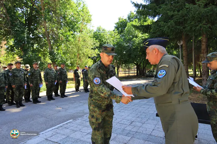  Специализанти от формированията на Военновъздушни сили приключиха образованието си в 12-та Авиационна база/СНИМКИ/ 