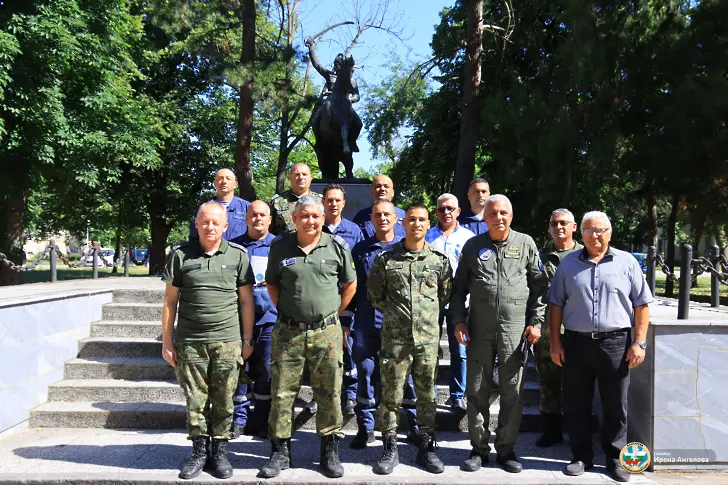  Специализанти от формированията на Военновъздушни сили приключиха образованието си в 12-та Авиационна база/СНИМКИ/ 