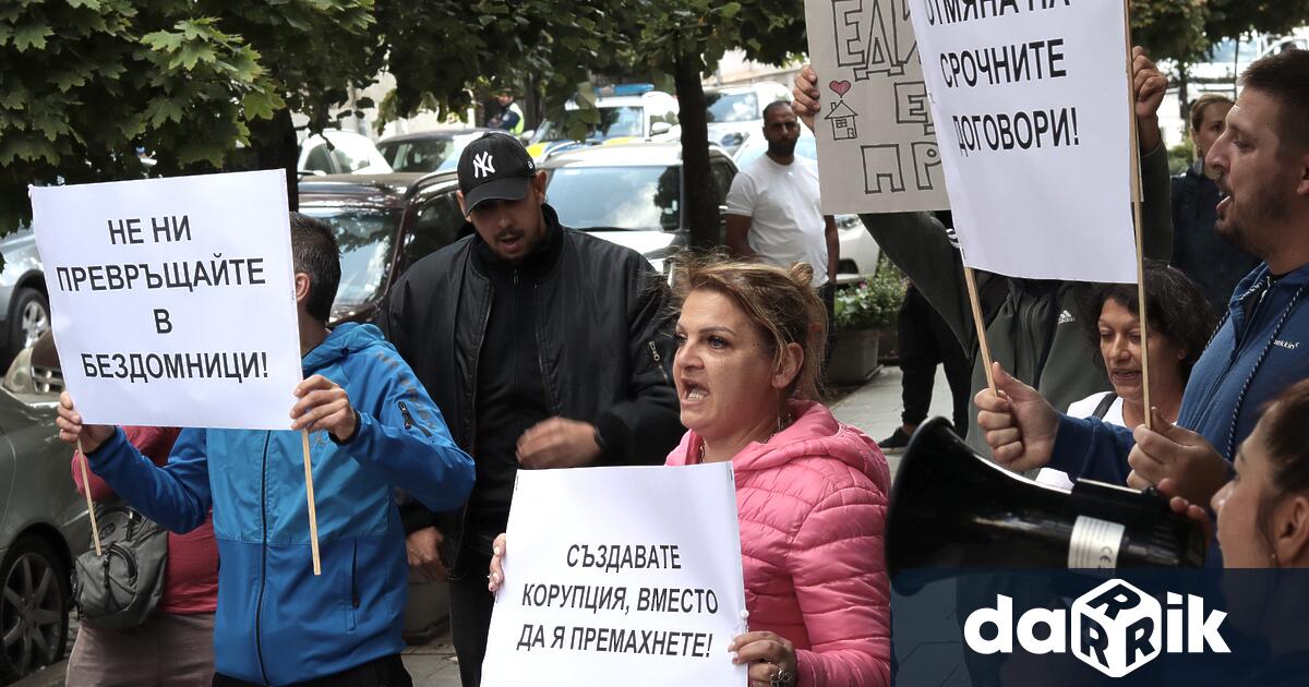 Наематели на общински жилища в София протестираха пред Столичната община