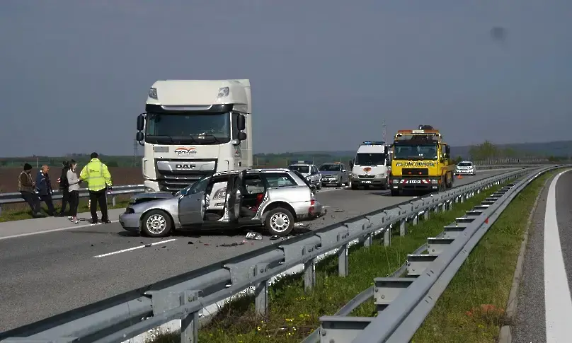 Двама загинаха в катастрофа между кола и тир в Прохода на Републиката