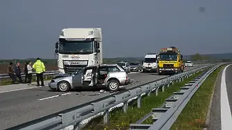 Двама загинаха в катастрофа между кола и тир в Прохода на Републиката