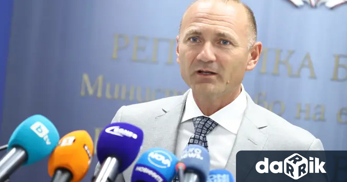 Бившият енергиен министър Росен Христов влезе на разпит в сградата