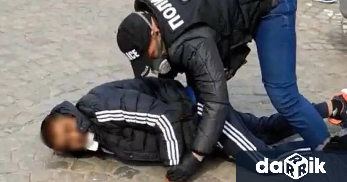 Повдигнати са обвинения на тримата младежи които бяха заснети да