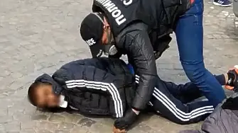 Повдигнаха обвинения на младежите, нападнали минувачи в центъра на София