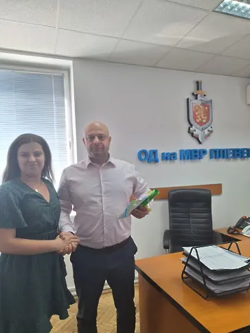 Служителите на МВР в Плевен бяха поздравени за празника им със стихове от 17-годишната Михаела Стефанова Христова