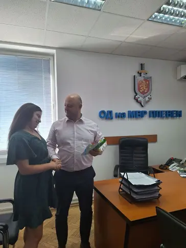  Служителите на Министерство на вътрешните работи в Плевен бяха поздравени със стихове от 17-годишната Михаела Стефанова Христова 