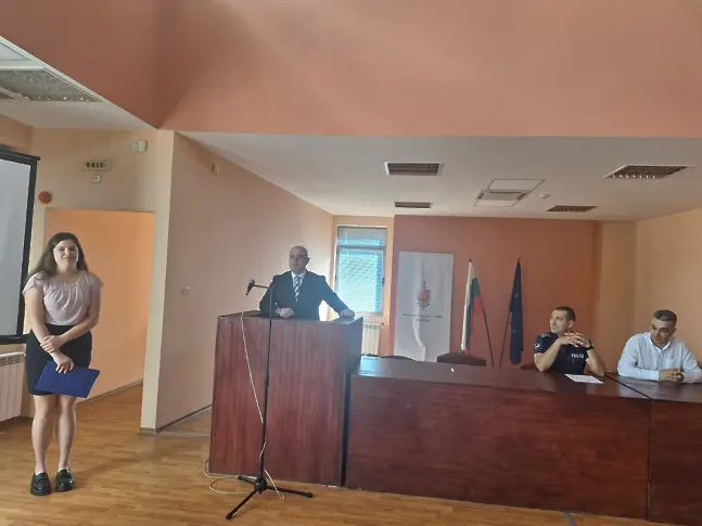  Служителите на Министерство на вътрешните работи в Плевен бяха поздравени със стихове от 17-годишната Михаела Стефанова Христова 