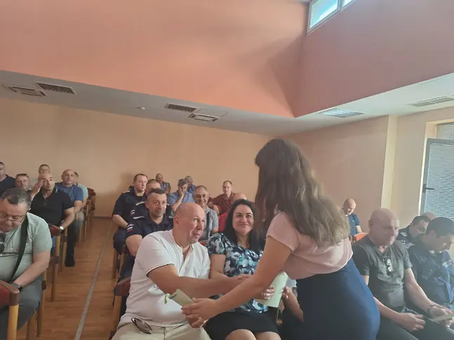  Служителите на Министерство на вътрешните работи в Плевен бяха поздравени със стихове от 17-годишната Михаела Стефанова Христова 