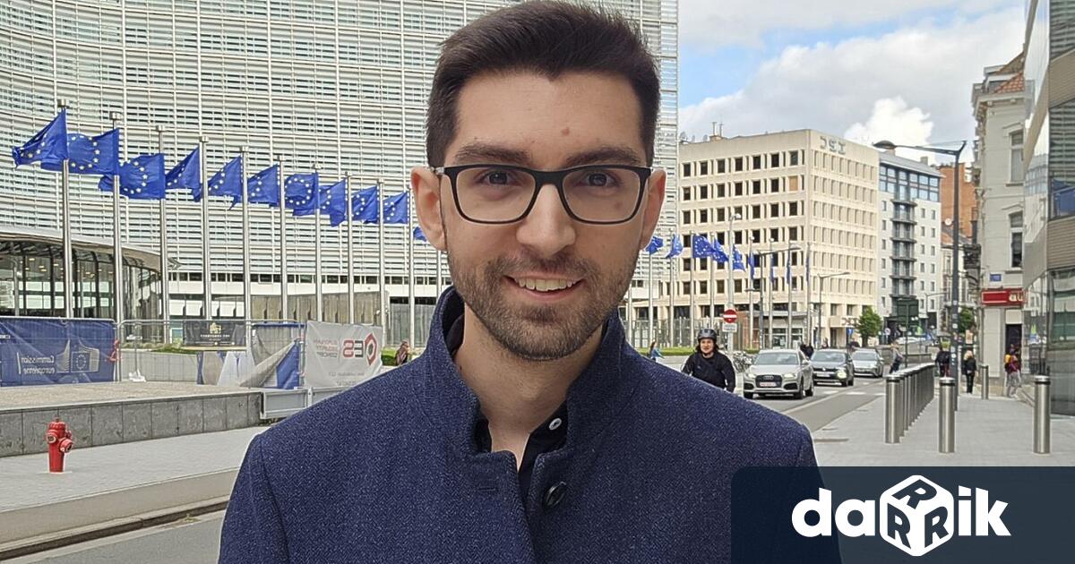 Водещият на изнесеното студио на Дарик на живо от Брюксел