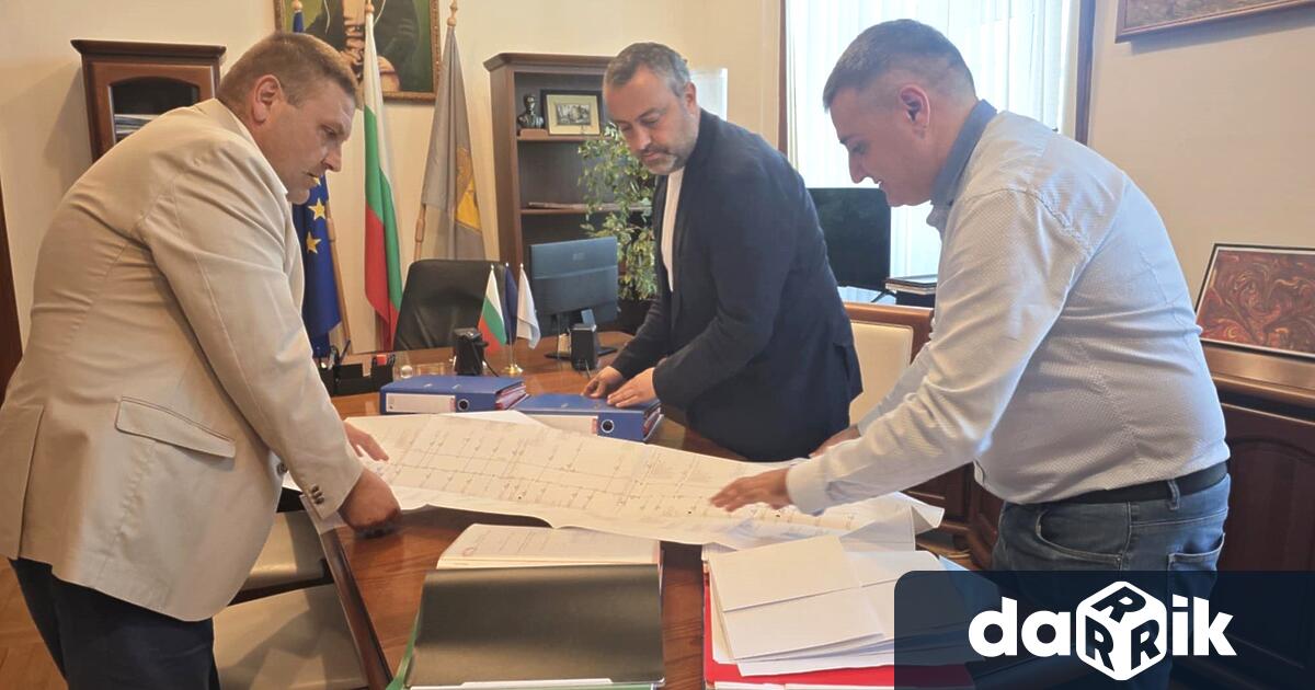 Кметът на Община Плевен д р Валентин Христов и управителят на