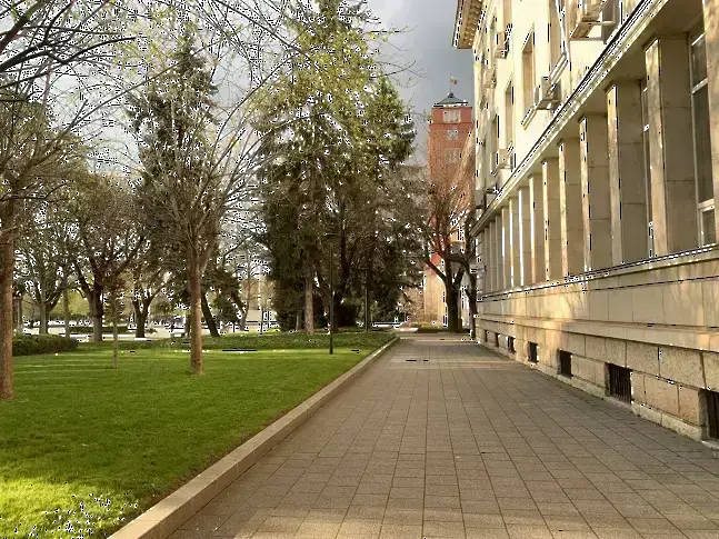 В петък ще преобладава слънчево време с временно увеличение на облачността