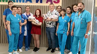 Тризнаци, заченати по естествен път, се родиха в  ,Мама и Аз’